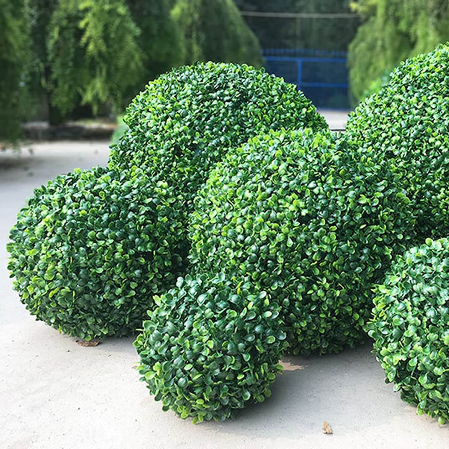 Fleksibel kunstig topiary ball, kan brukes hengende eller i potter for en vedlikeholdsfri grønn dekor.