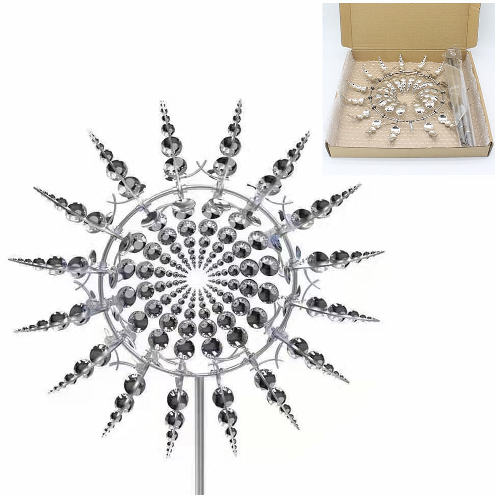 Håndlaget hagevindmølle i metall. Robust, unik utendørs dekor som spinner vakkert.