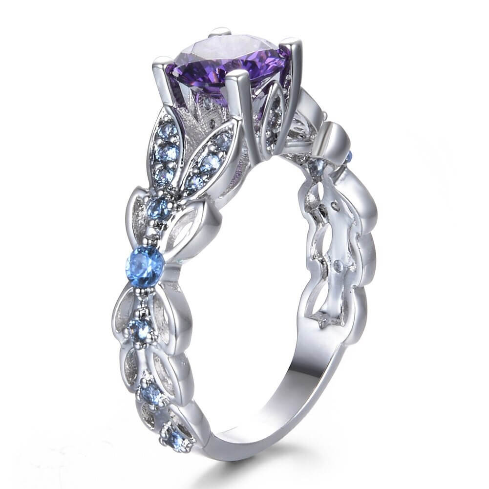 Detaljert ametystring til kvinner med glitrende cubic zirconia steiner. Perfekt som et utsmykkende smykke.