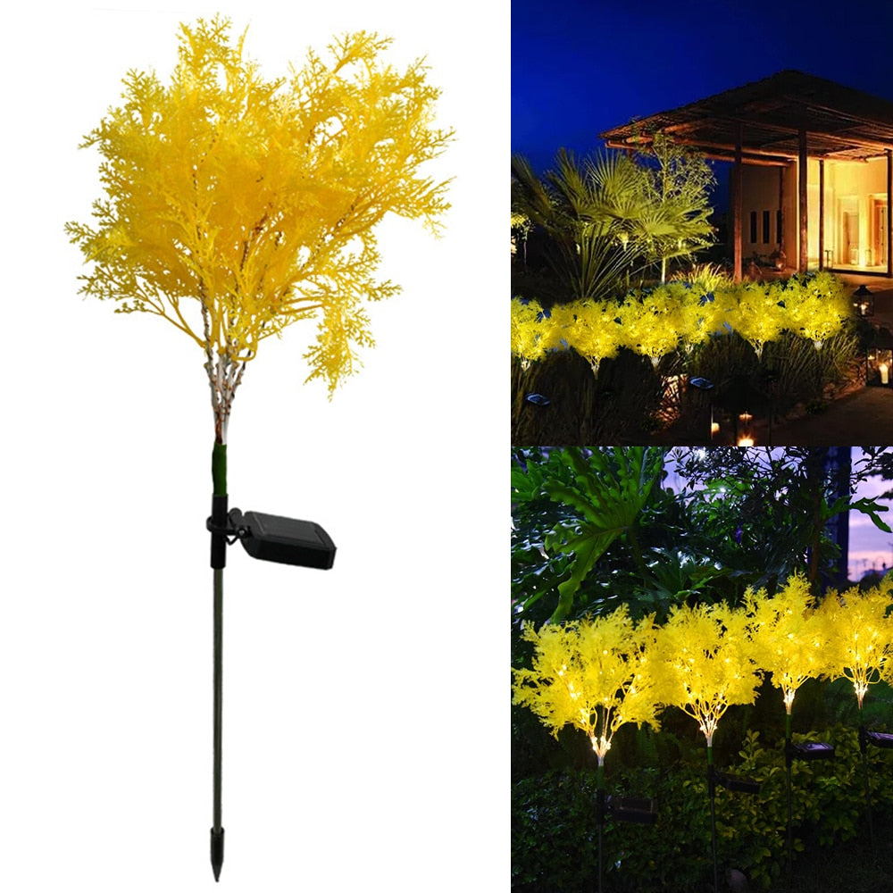 Nærbilde av detaljert lilje solcellelampe, med fargerikt LED-lys aktivert.
