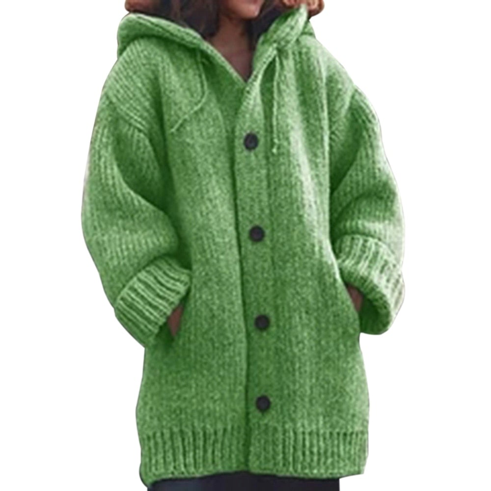 Dame i strikket cardigan med knapper, perfekt for en koselig fritidskveld.
