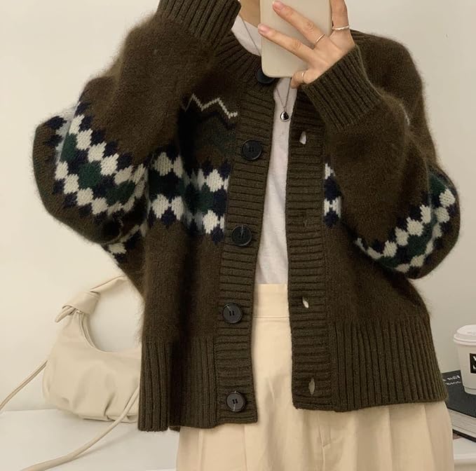 Kvinne iført elegant, langermet strikket cardigan, komfortabel for en aktiv hverdag og stilbevisst.