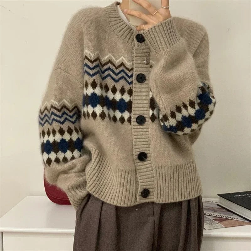 Allsidig, elegant cardigan for kvinner, langermet og strikket, ideell til både hverdag og fest.