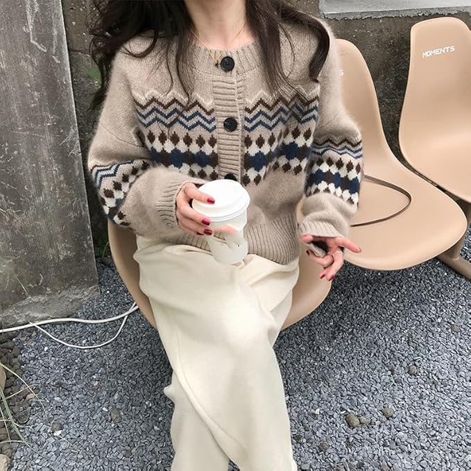 Klassisk svart langermet strikket cardigan for kvinner, varm og stilfull for vinteren.