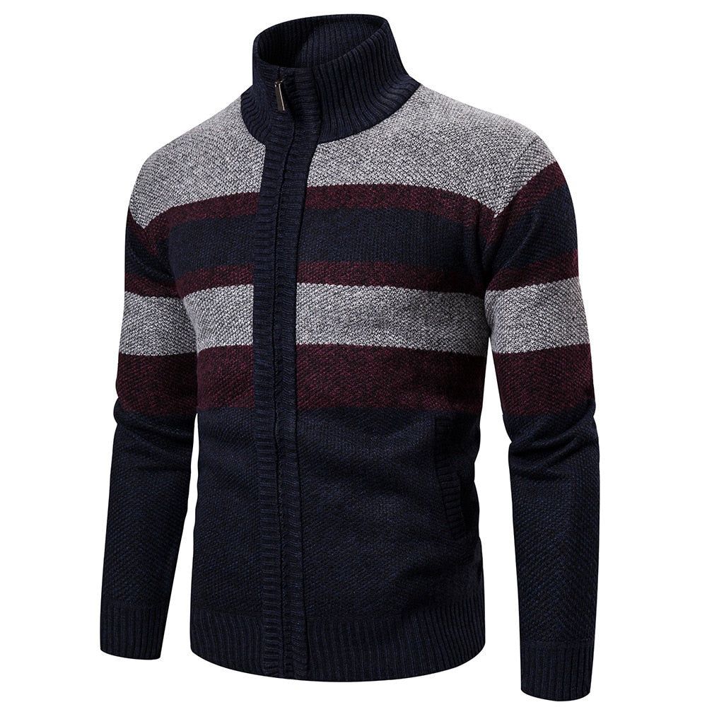Herrecardigan: stripet, strikket og slim fit. Et essentielt plagg i herreklær.