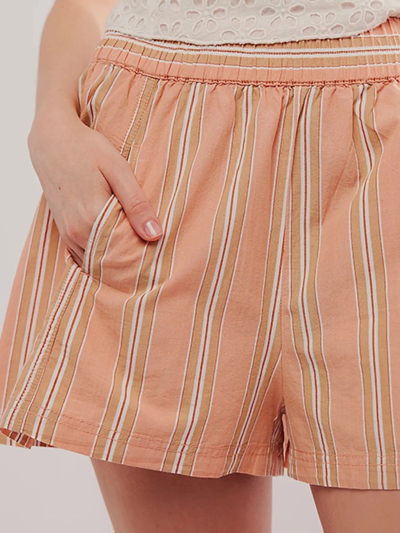 Motebevisst stripete dameshorts med høyt liv; en komfortabel og trendy sommerfavoritt.