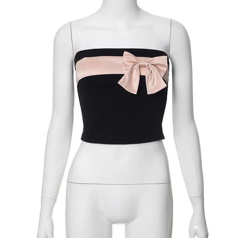Trendy dame croptop, stroppløs med stilren sløyfedetalj. Ideell for sommerens mote og casual bruk.