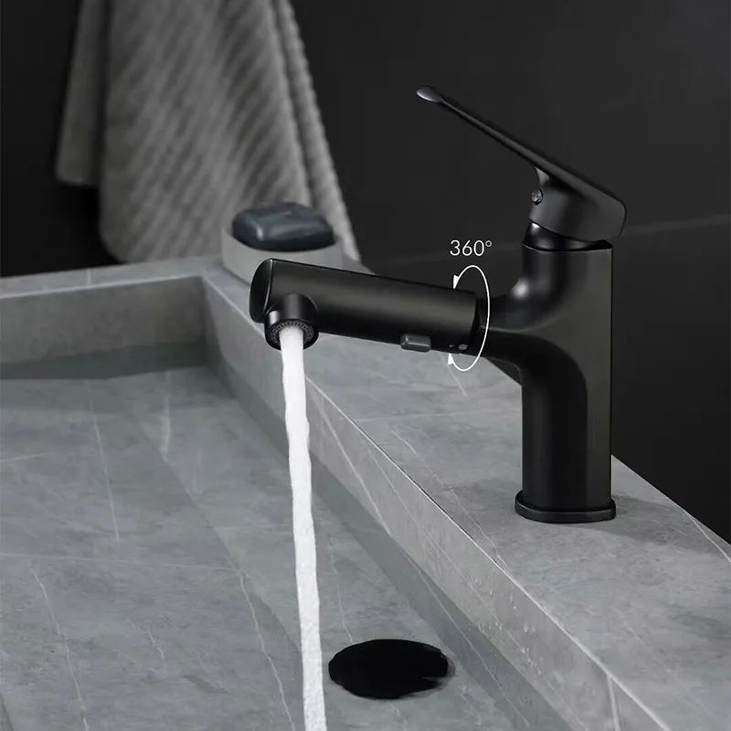Nærbilde av svart ettgreps badekarkran, viser den uttrekkbare dusjen og elegante designet.