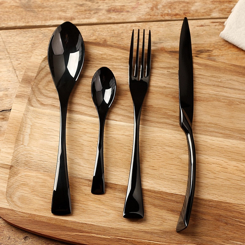 Svart bestikksett i rustfritt stål, 4 deler. Elegant og moderne for ditt spisebord.