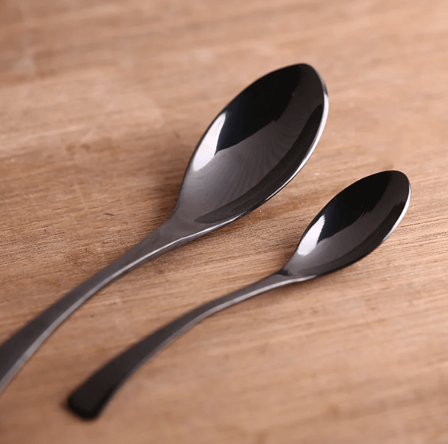 Minimalistisk 4-dels bestikksett i matt svart rustfritt stål. Ideelt for et moderne kjøkken.
