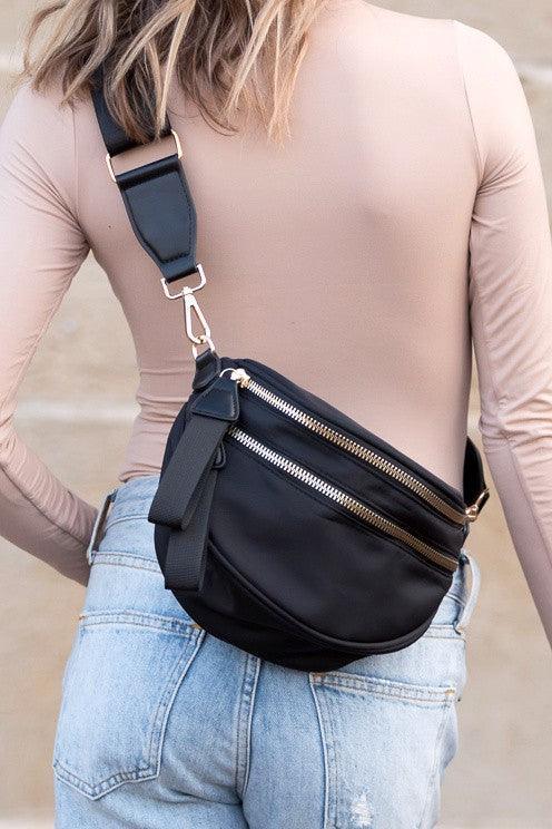 Allsidig dame crossbody veske i svart. Justerbar skulderveske med dobbel glidelås for praktisk bruk.