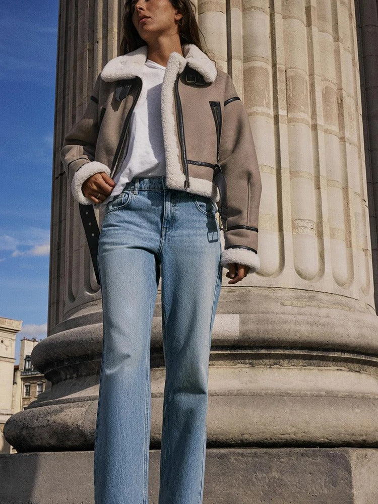 Komfortabel svart vintage-inspirert damejakke med revers. Allsidig kortjakke for hverdag og streetwear.