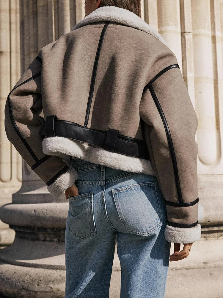 Mote-elegant svart damejakke med revers. Vintage streetwear-stil, ideell for hverdagsbruk og komfort.