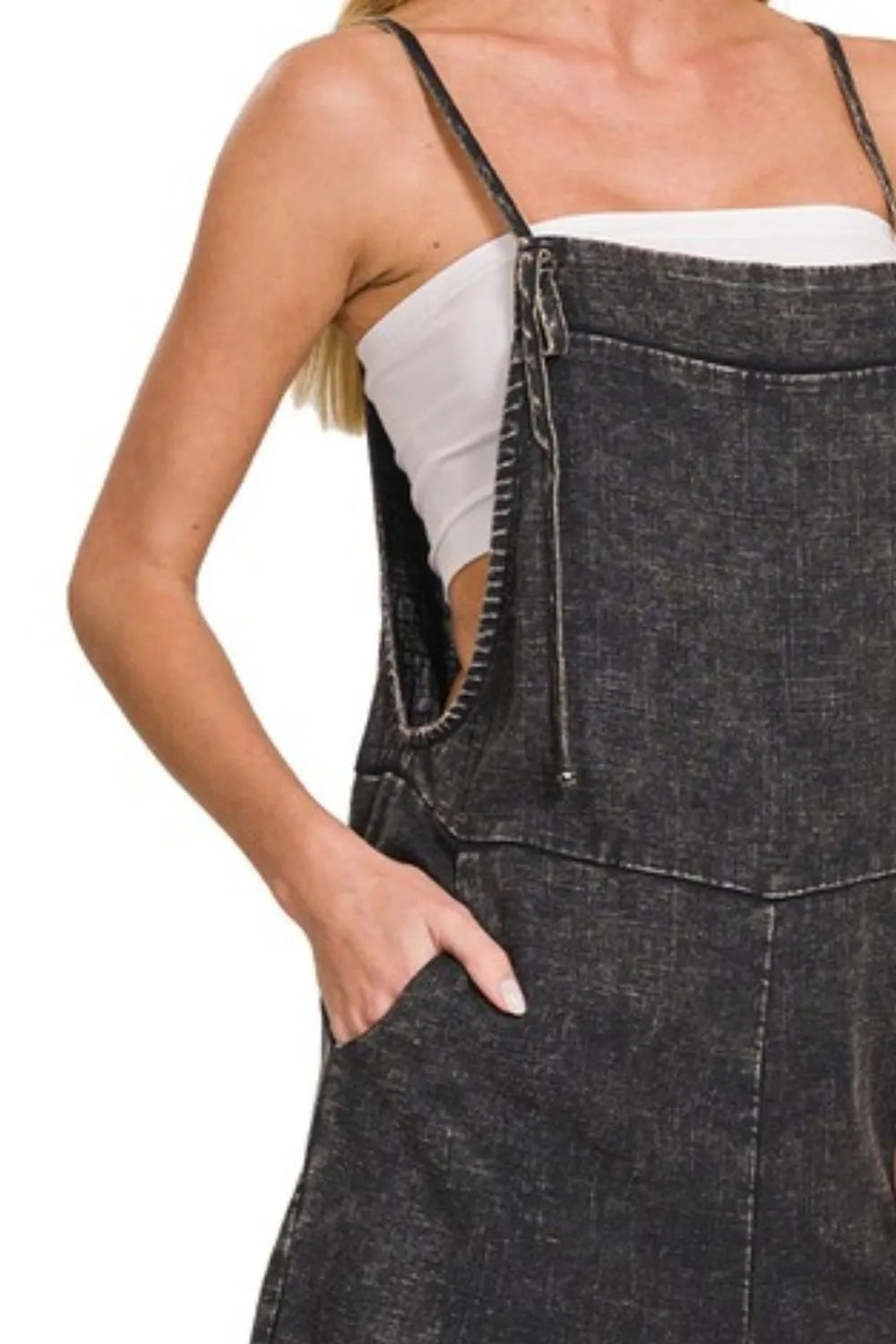 Stilig svart dame romper med knytebånd, ideell for hverdagsmote. Komfortabel jumpsuit med sommerlig og avslappet look.