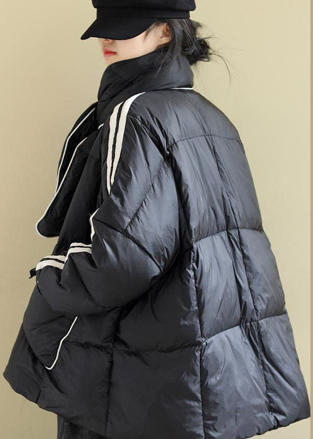 Varm svart dame vinterjakke med praktiske løse lommer. Ideell som yttertøy for lag-på-lag i kaldt vær, moderne design.