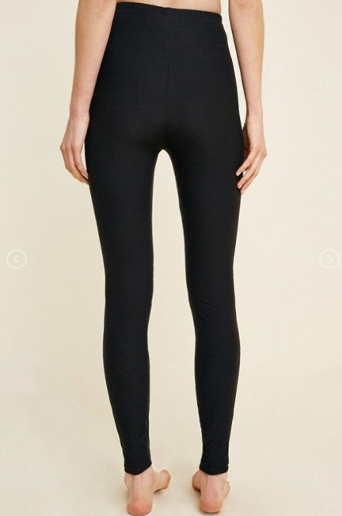 Komfortable slimfit dameleggings i svart med delikate blondegjennomsiktige utskjæringer. Trendy og elegant.