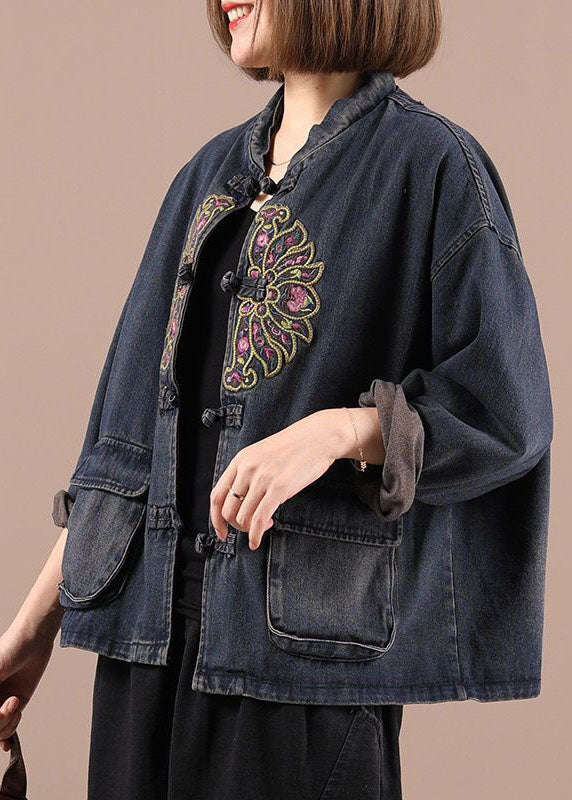 Komfortabel loosefit svart denimjakke for damer. Med broderier, perfekt som trendy høstjakke.