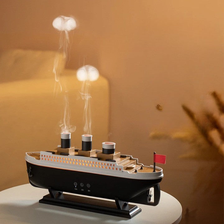 Stilig havskipsdesign luftfukter med LED lys, perfekt for å skape atmosfære i hjemmet eller på kontoret.