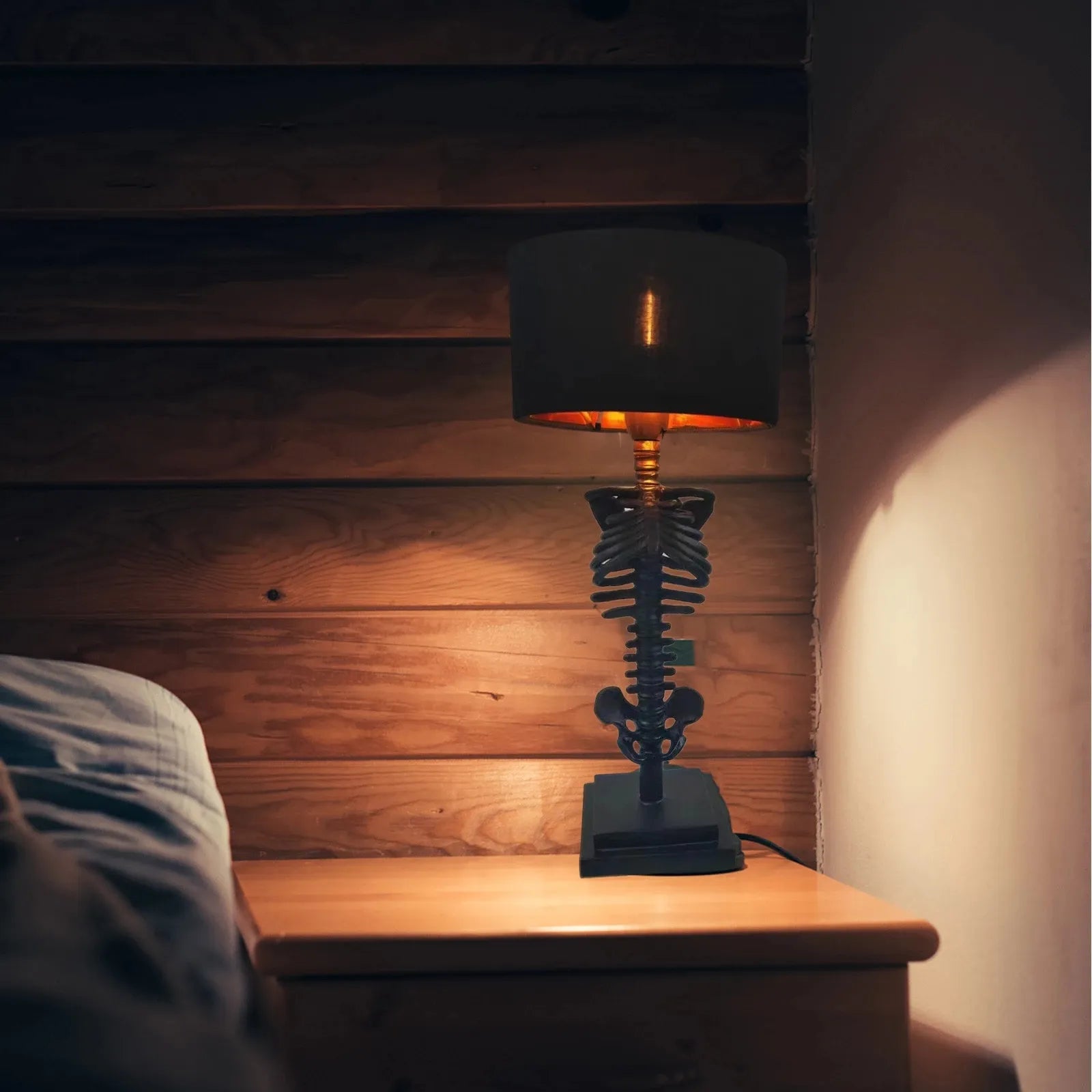 Stilfull oppladbar gotisk bordlampe i svart, perfekt for stemningsfull belysning i alle rom.