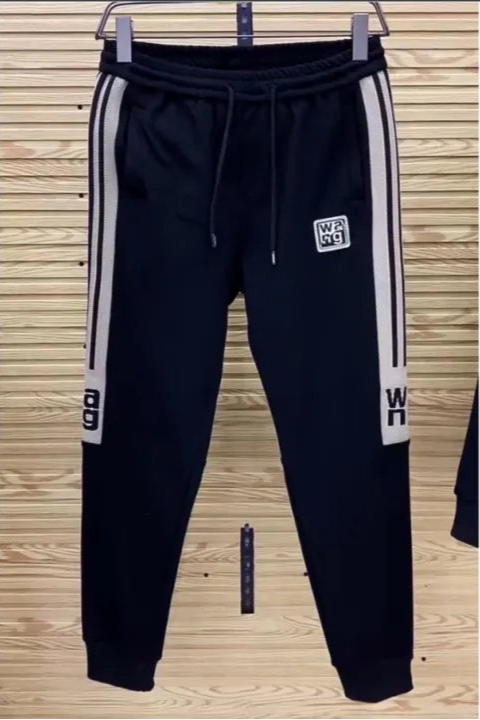 Komfortabelt svart herre treningsdress sett. Sporty herreklær, perfekt for aktivitet og hverdagsbruk. Moderne.