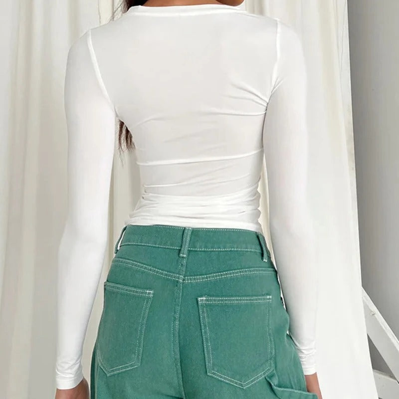 Hvit slim fit langermet t-skjorte for kvinner. Et allsidig basisplagg med rund hals, perfekt til hverdag.
