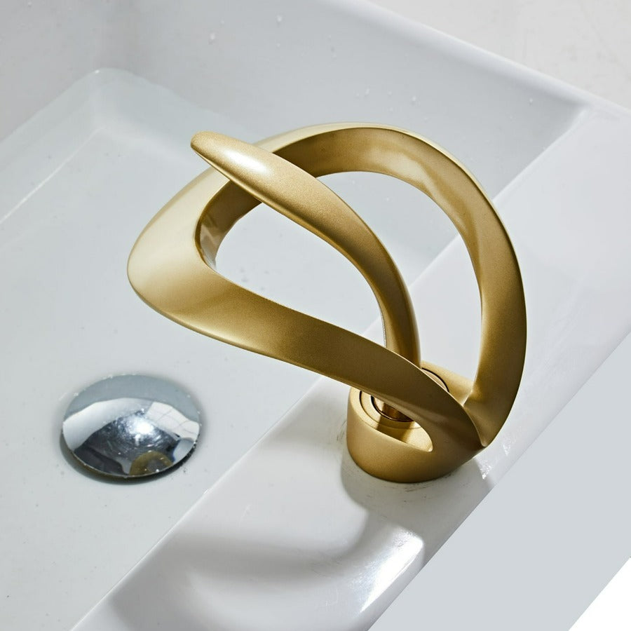 Stilren grå baderomskran med elegant vannfall design. Moderne enkelthullskran for et komplett baderom.