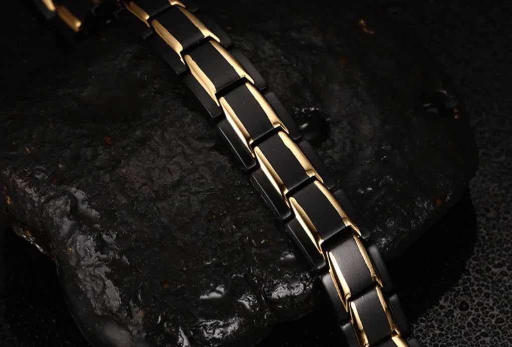 Stilrent svart unisex magnetisk armbånd. Trendy tilbehør som passer til hverdagsbruk og velvære.