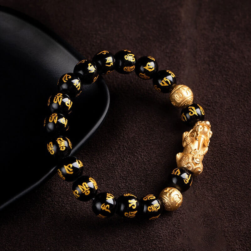 Detalj av svart obsidian armbånd med Pi Xiu, et kraftig lykkebringer for kvinner og god energi.