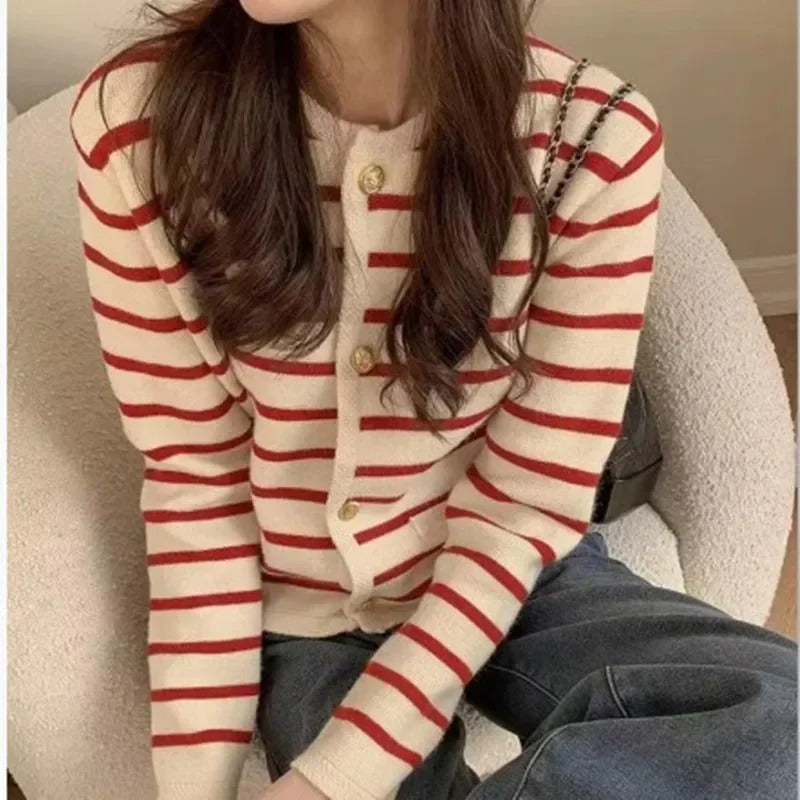 Elegant dame stripejakke i svart/rød, perfekt for hverdag og fest, tidløs og komfortabel mote.