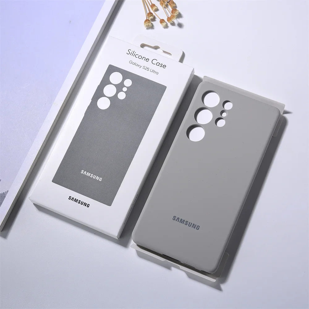 Svart silikon mobildeksel for Samsung Galaxy S25, gir stilren beskyttelse mot støt.
