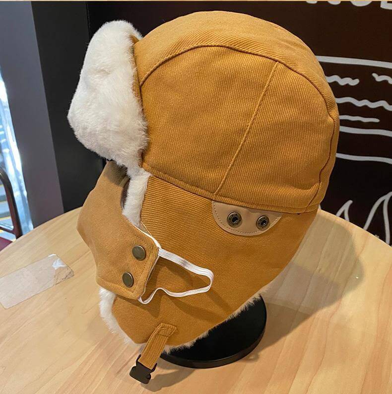 Varm svart vinterlue, unisex trapperlue med briller og myk faux pels. Ideell for kalde dager.