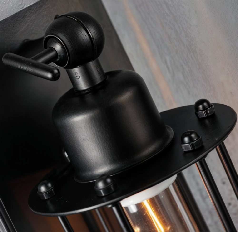 Rustikk metall vegglampe, retro stil, skaper varm atmosfære i stuen. Industriell dekor.