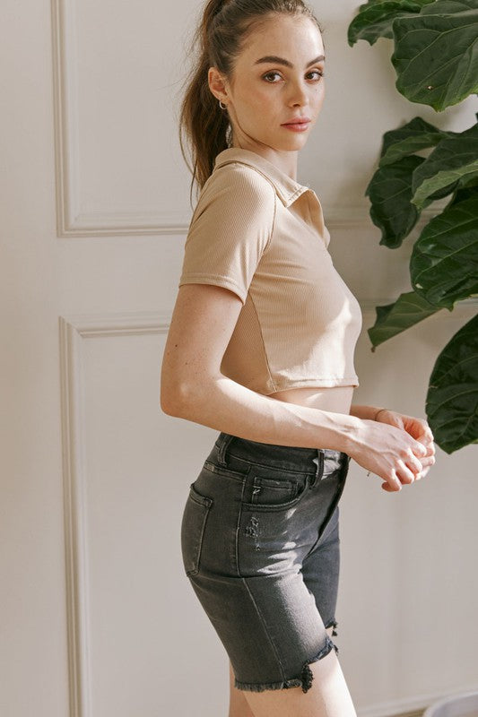 Stilrene svarte bermudashorts med høy midje for kvinner. Perfekt for komfortabelt sommerbruk og fritidsaktiviteter.