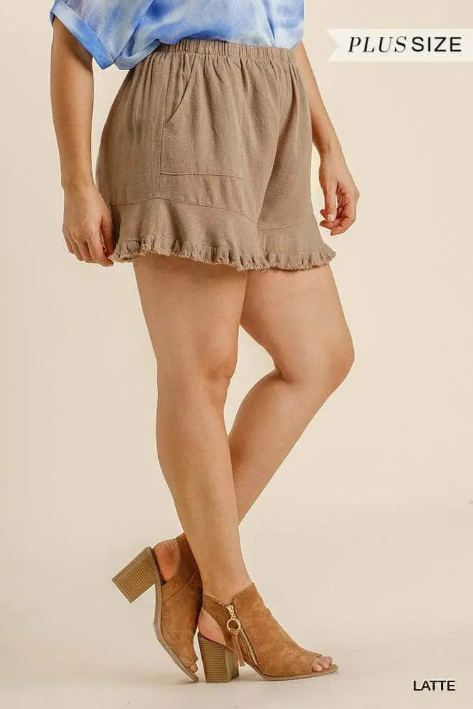 Feminine dame shorts med volangkant og elastisk midje. Moderne sommer shorts med lommer for avslappede dager.
