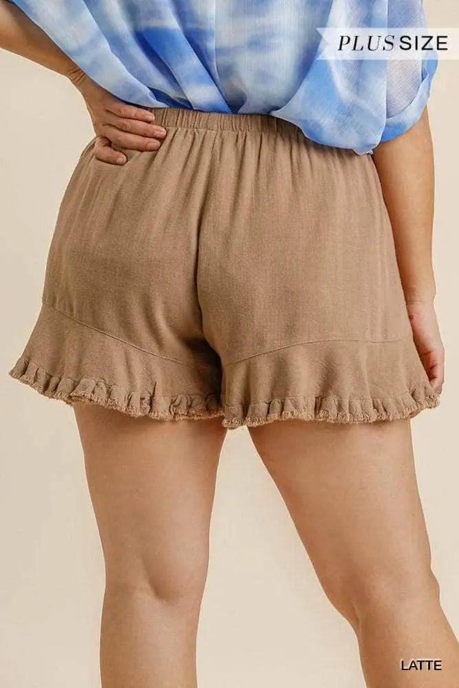 Stilige kvinne shorts i lett stoff med elastisk midje for optimal komfort. Volangkant gir feminint preg.