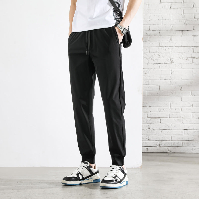 Svarte herre tapered joggebukser med glidelåslommer for trening og fritid, fukttransporterende og komfortable.