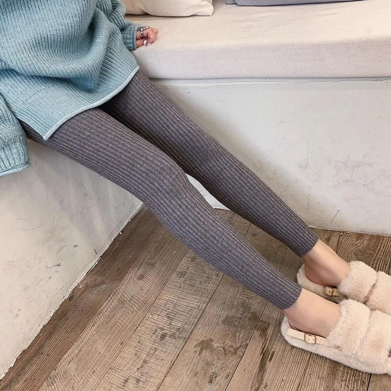 Komfortable svarte leggings med høy midje. Allsidige bukser for kvinner, perfekte for casual stil.