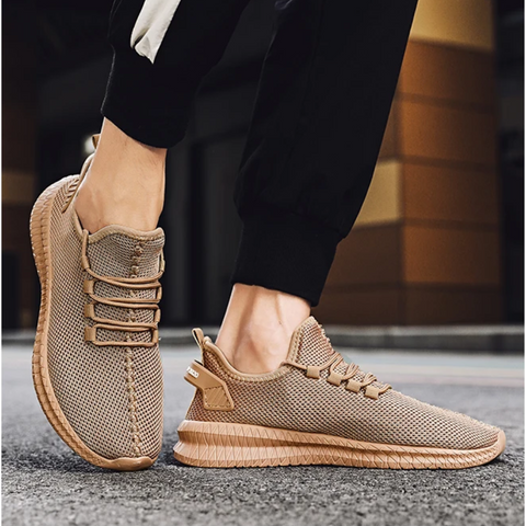 Hvite ergonomiske herresko med antiskli såle, ideelle som komfortsko for menn.