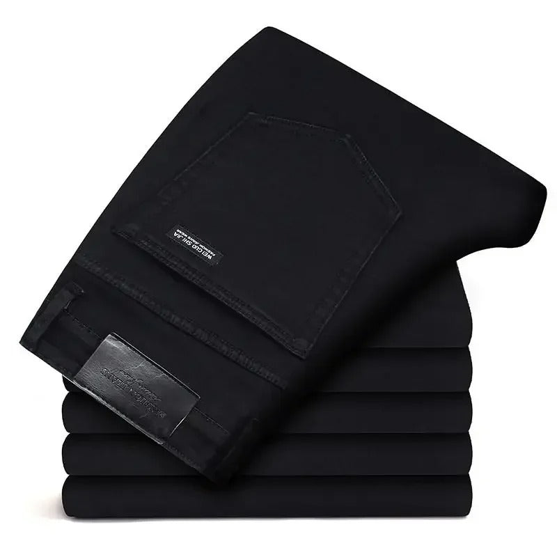 Full lengde av svarte stretch-jeans for menn, designet med bikerstil og optimal komfort for hverdagen.