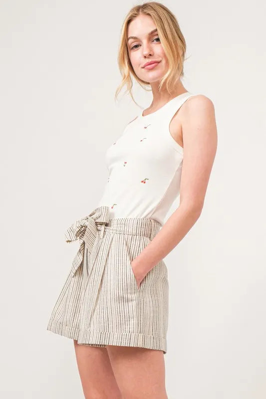 Uformelle, løse stripete sommer shorts for damer. En trendy og komfortabel damemote favoritt.