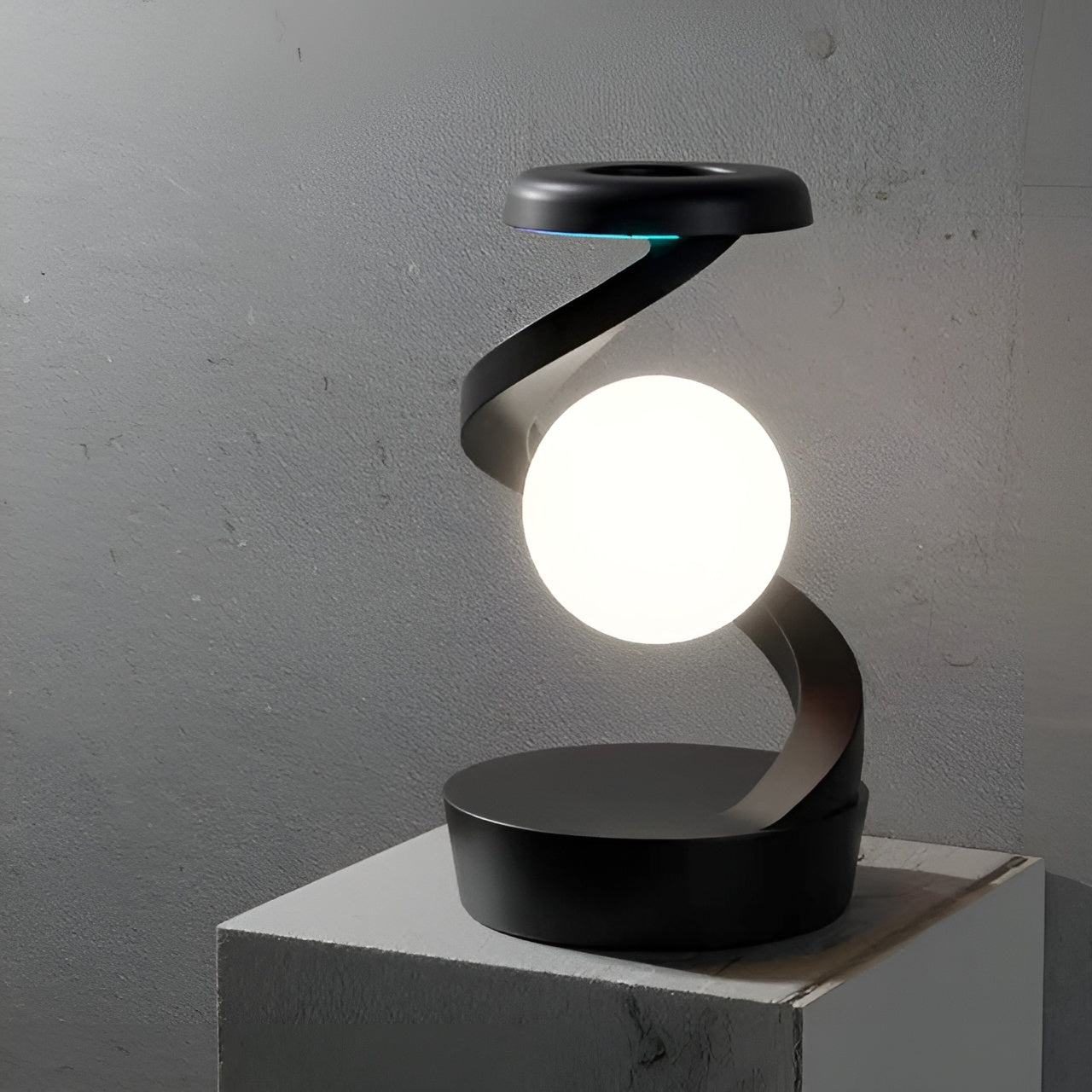 Futuristisk svevende LED-lampe som roterer elegant, med praktisk trådløs ladefunksjon for hjemmeinnredning.