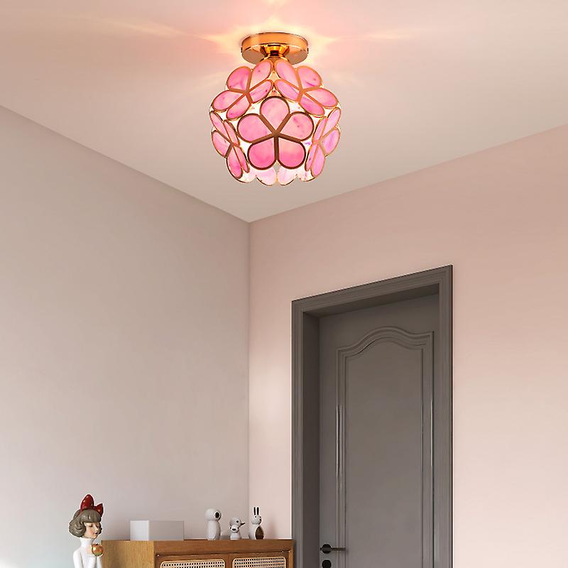 Dekorativ taklampe med delikat blomsterdesign. Passer som gangbelysning eller stuelampe, gir romantisk lys.
