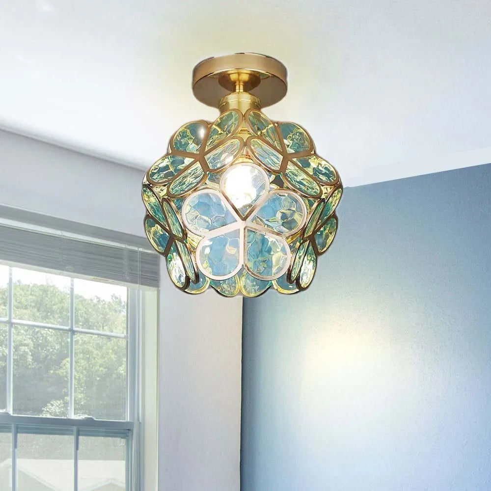 Elegant taklampe med unikt blomsterdesign for gangbelysning. En moderne og dekorativ lampe.