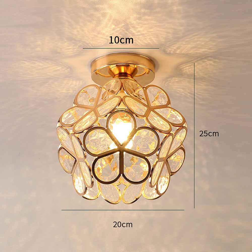 Taklampe med blomsterdesign, ideell som stuelampe. Unik og moderne belysning for en innbydende atmosfære.