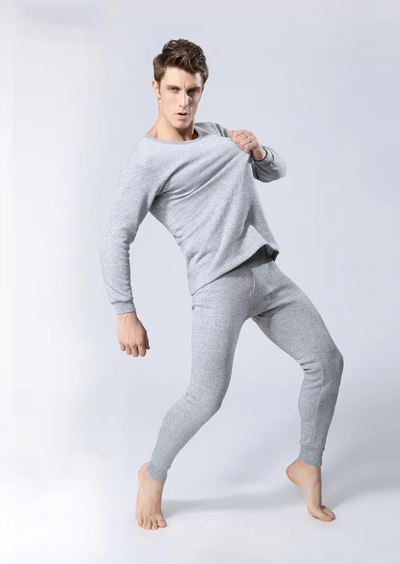 Langermet termisk genser: Ergonomisk designet for menn, gir optimal varme og passform under vinterjakke.