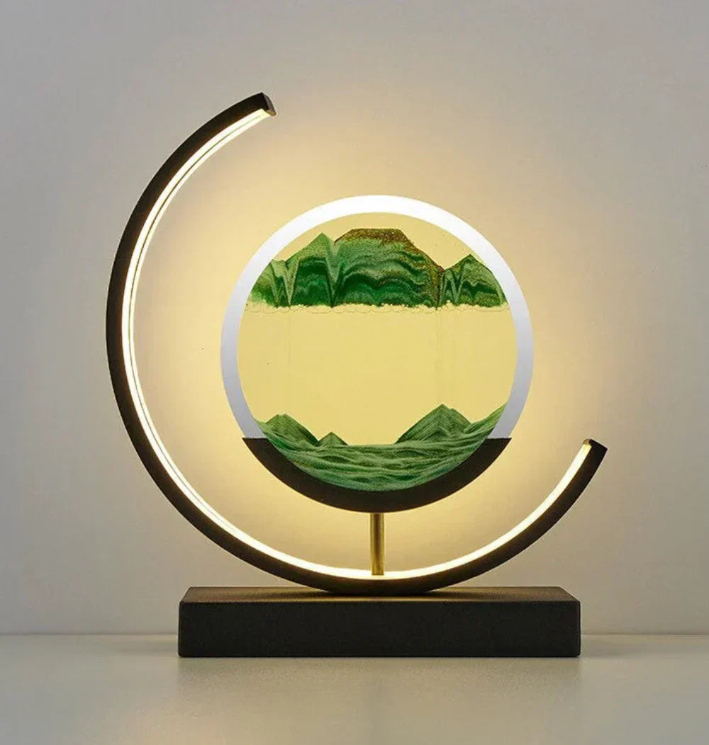 "Tischlampe mit Sandlandschaft, natürliche Sandstruktur und sanftes Licht, beruhigendes Ambiente, vielseitige Farbwahl."