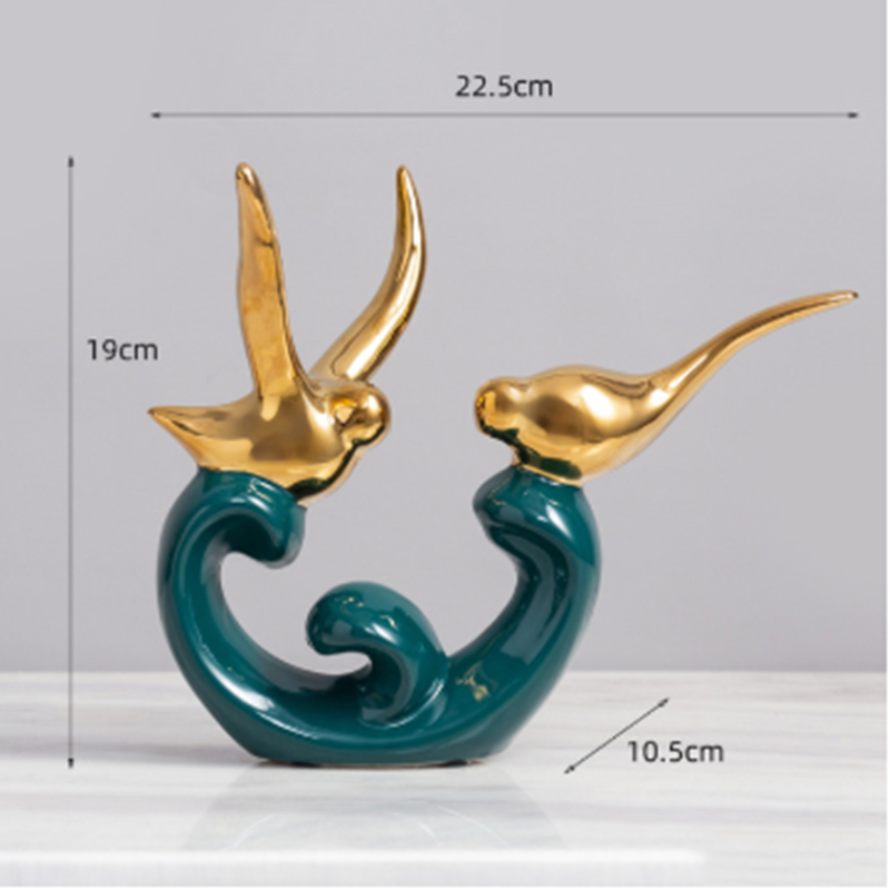 Elegante dvergpapegøye-figurer i smaragdgrønn med skinnende gulldetaljer for luksuriøs hjemmedekor.