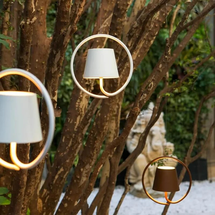 Moderne dimbar LED hengelampe med trådløs funksjon. Skap den perfekte atmosfæren enkelt.