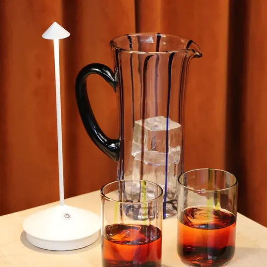 Vanntett trådløs LED-bordlampe for uteplass. Oppladbar, robust design for hage og balkong.