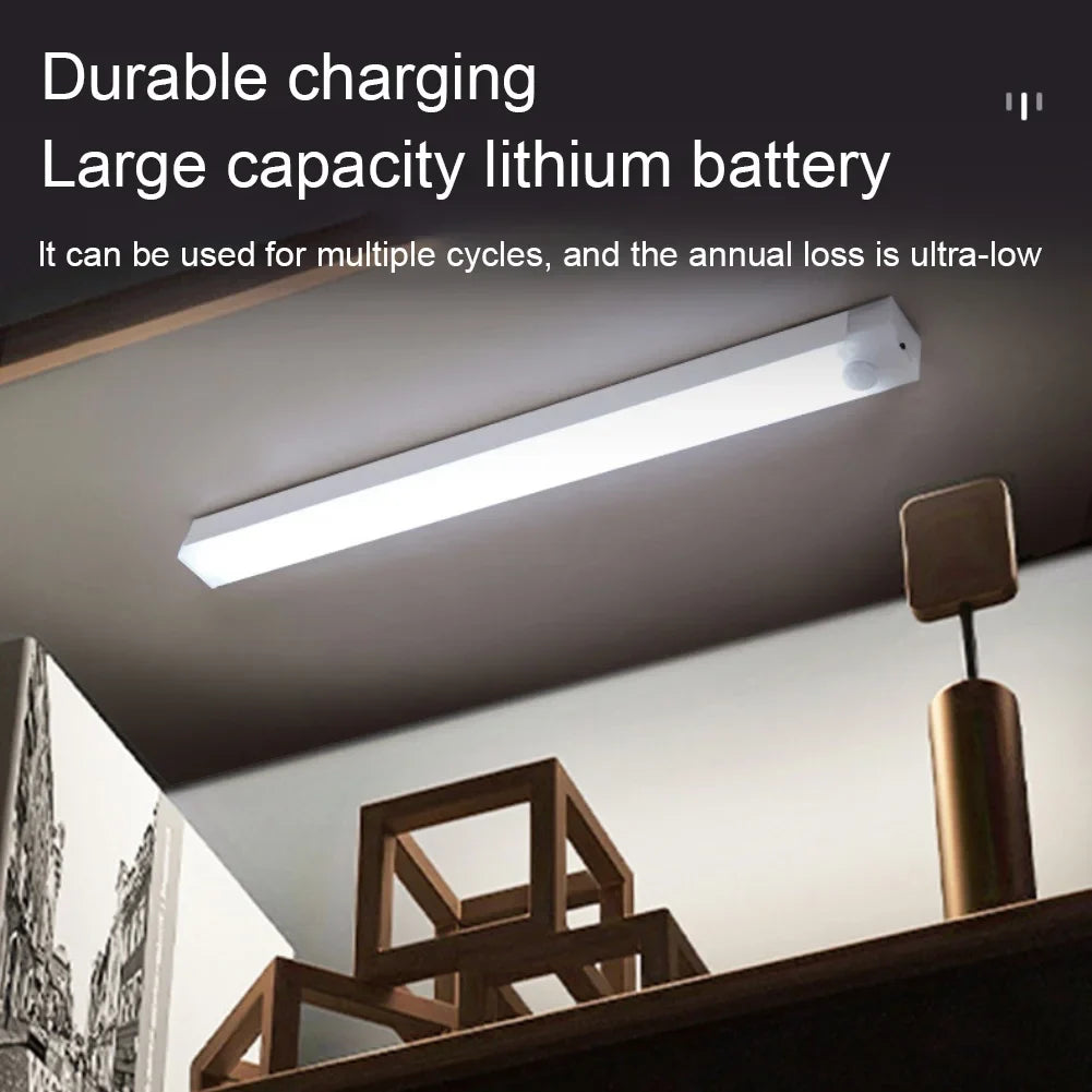 Oppladbar trådløs LED-lampe med bevegelsessensor. Smart skaplys, nattlys eller trappebelysning.
